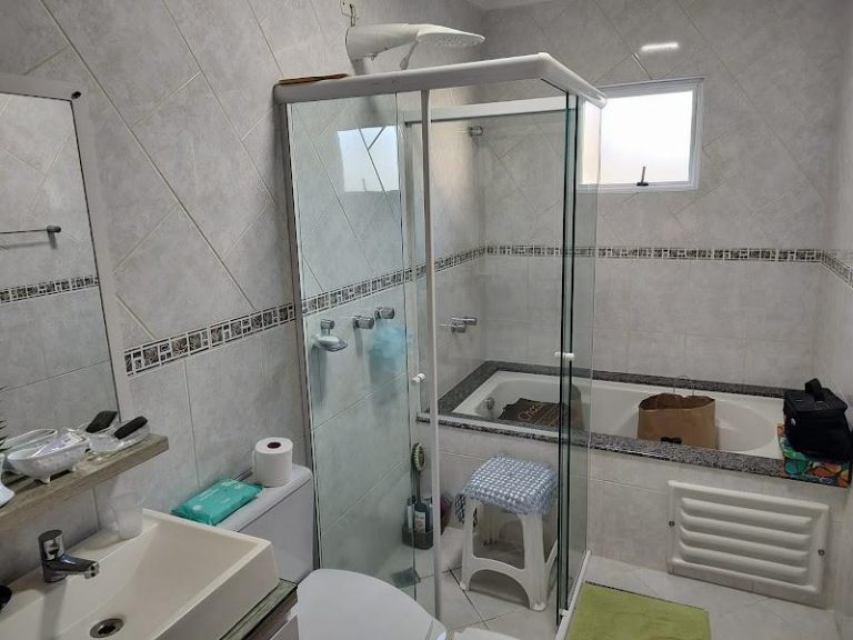 Sobrado Triplex, 05 Quartos, 156 m², Bairro Guabirotuba – R$ 850.000,00 Sobrado Triplex, 05 Quartos, 156 m², Bairro Guabirotuba – R$ 850.000,00