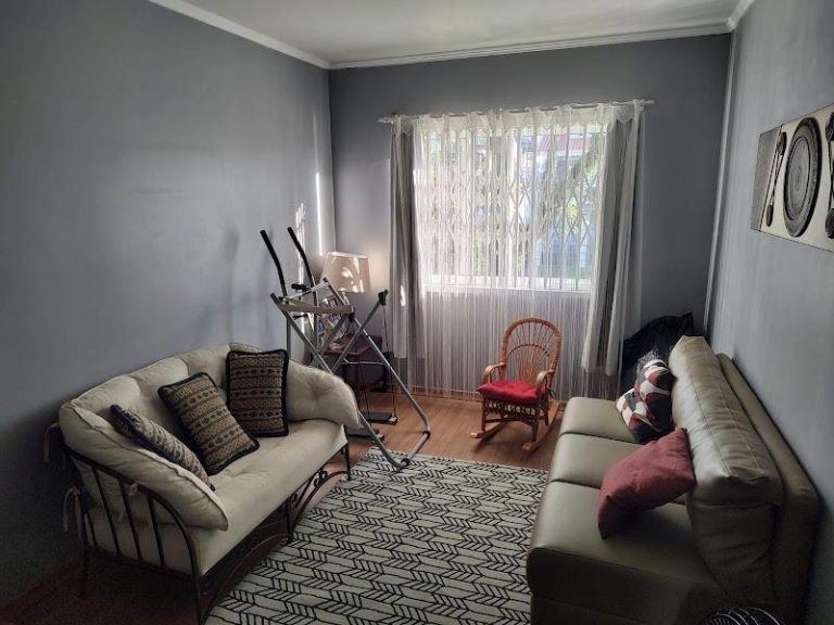 Sobrado Triplex, 05 Quartos, 156 m², Bairro Guabirotuba – R$ 850.000,00 Sobrado Triplex, 05 Quartos, 156 m², Bairro Guabirotuba – R$ 850.000,00