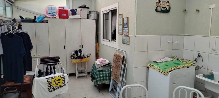 Sobrado Triplex, 05 Quartos, 156 m², Bairro Guabirotuba – R$ 850.000,00 Sobrado Triplex, 05 Quartos, 156 m², Bairro Guabirotuba – R$ 850.000,00