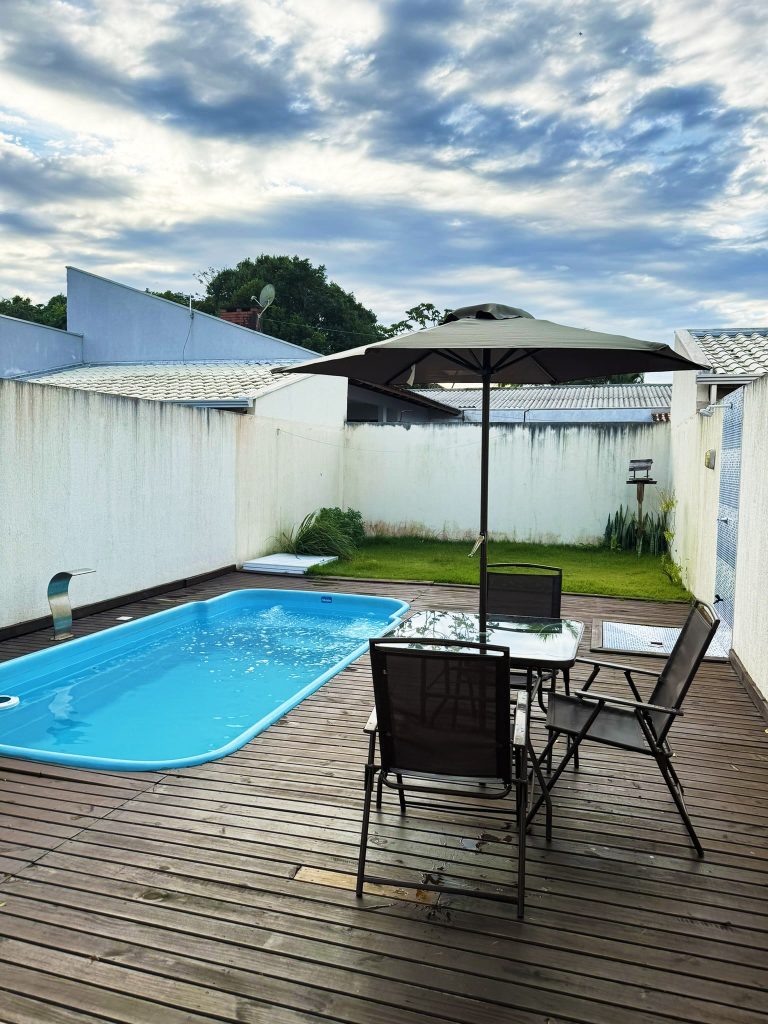 Residência em Guaratuba – Piscina e aquecimento Solar – R$ 545.000,00 Residência em Guaratuba – Piscina e aquecimento Solar – R$ 545.000,00