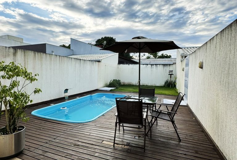 Residência em Guaratuba – Piscina e aquecimento Solar – R$ 545.000,00 Residência em Guaratuba – Piscina e aquecimento Solar – R$ 545.000,00