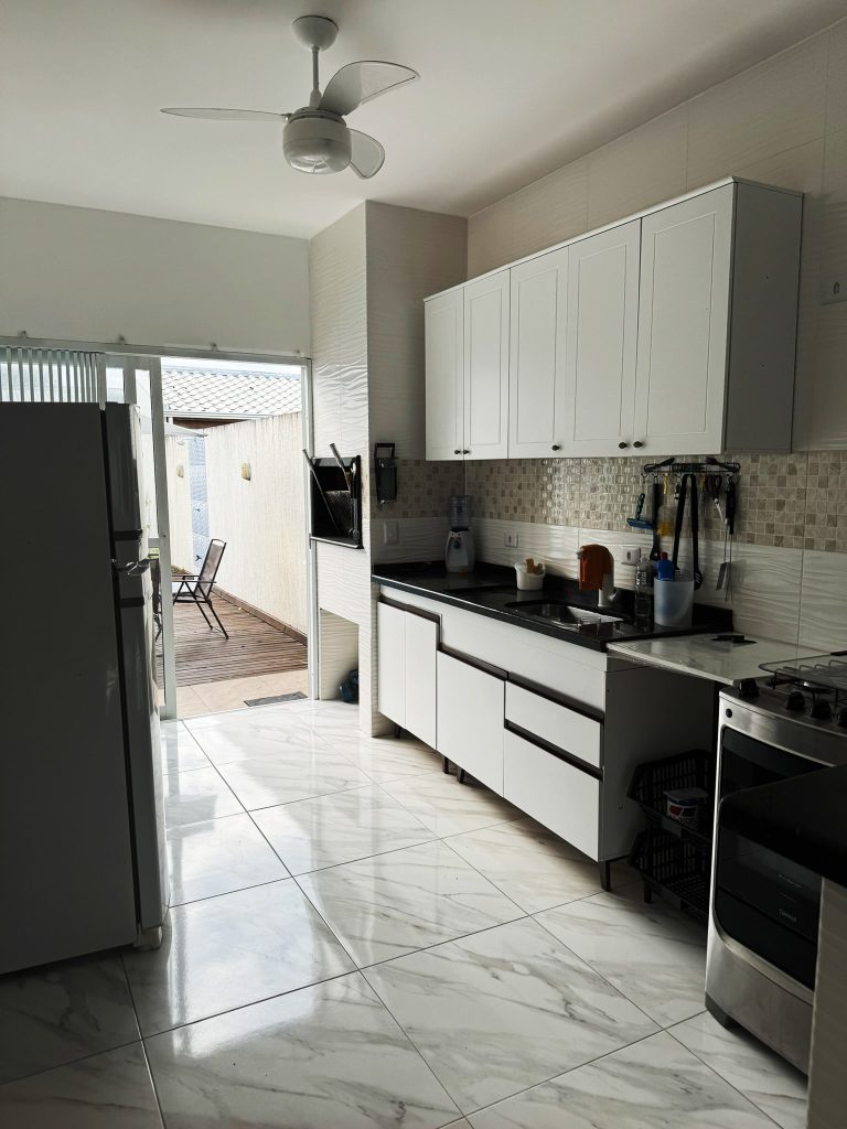 Residência em Guaratuba – Piscina e aquecimento Solar – R$ 545.000,00 Residência em Guaratuba – Piscina e aquecimento Solar – R$ 545.000,00