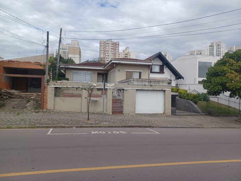 Terreno – Cristo Rei – 02 residência – R$ 3.500.000,00 Terreno – Cristo Rei – 02 residência – R$ 3.500.000,00